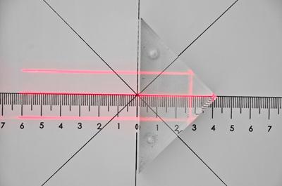 Obserwacja całkowitego wewnętrznego odbicia w pryzmacie prostokątnym – model szkła odblaskowego